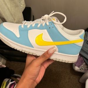 only worn once , Homer Simpson dunks . ( size 6.5 ) comes in box .